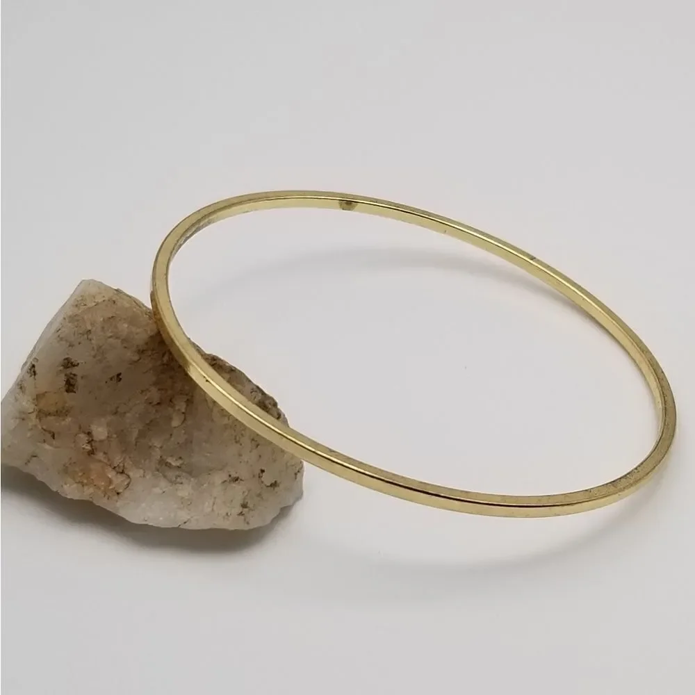 Gold tone bracelet bangle. B701